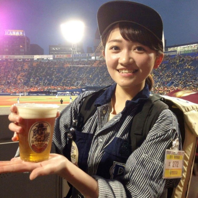 มาดูสาวเสิร์ฟเบียร์ Beer Girls สดที่น่ารักสุด...ในสนามกีฬาเบสบอลกัน